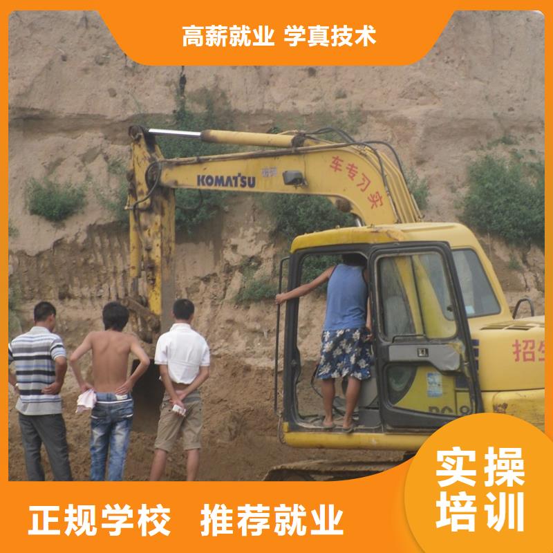 挖掘機培訓虎振技工學校招生電話校企共建免費試學