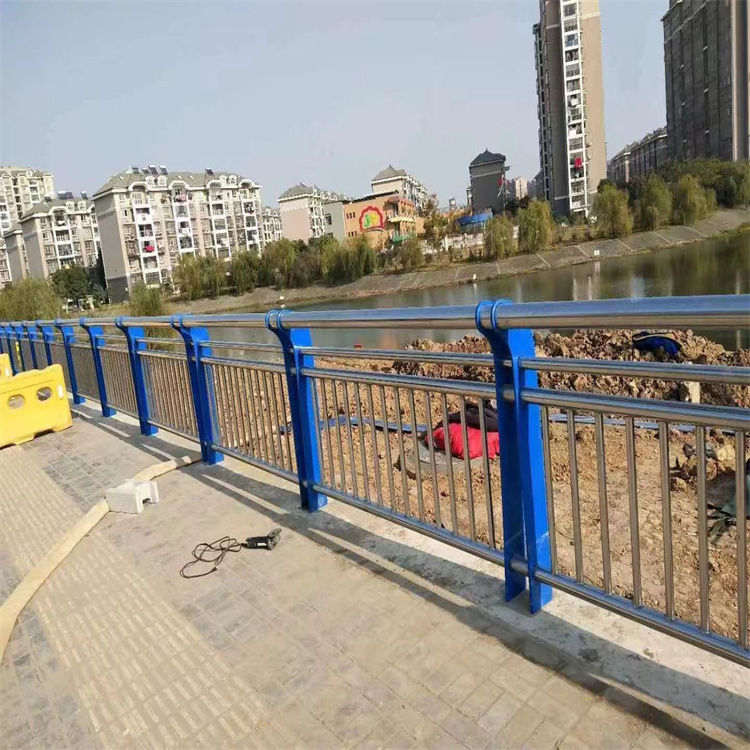 鍍鋅管噴塑道路防護欄耐高溫耐腐蝕