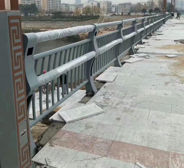 燈光護欄精心