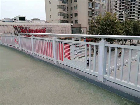江蘇常州市隔離燈光護(hù)欄質(zhì)量可靠