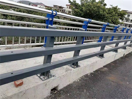 萬(wàn)寧市不銹鋼復(fù)合管護(hù)欄下單即發(fā)貨