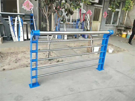 江蘇常州市隔離燈光護(hù)欄質(zhì)量可靠