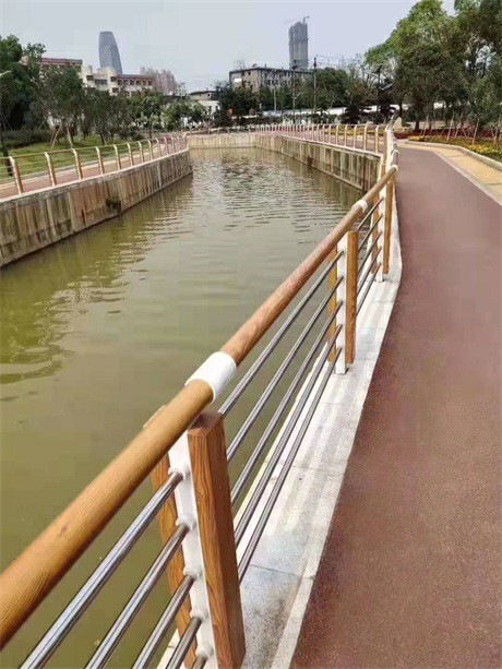 湖北十堰市纜索燈光護(hù)欄實(shí)在廠價(jià)到您手