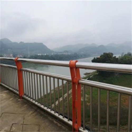 江蘇常州市隔離燈光護(hù)欄質(zhì)量可靠