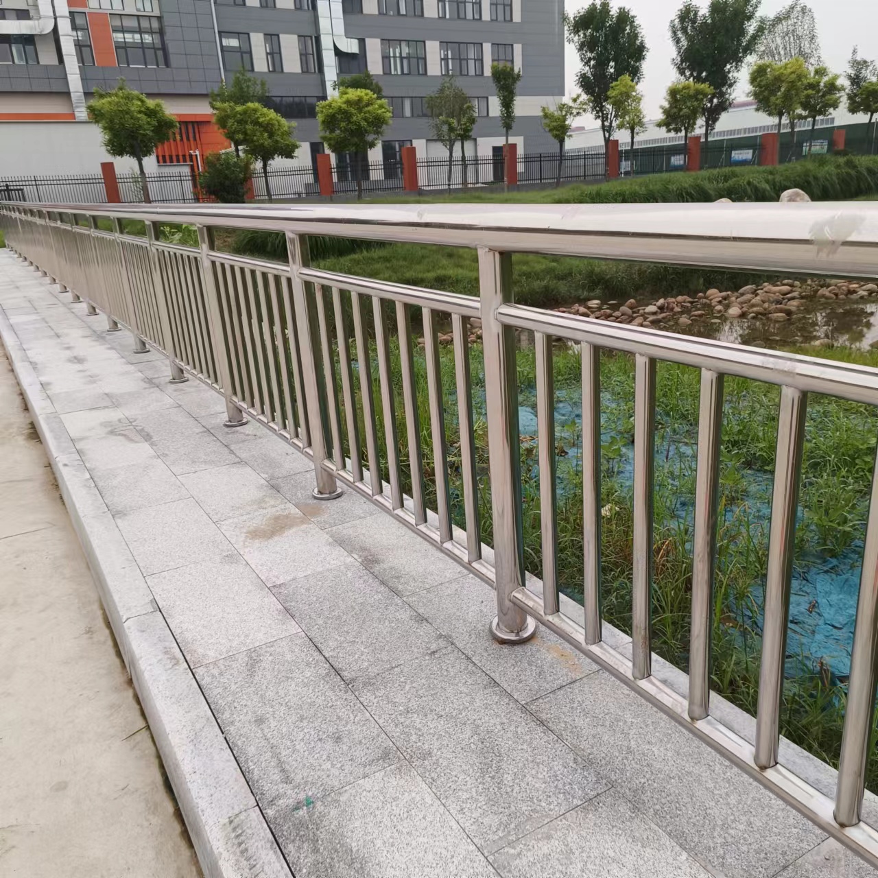 不銹鋼復(fù)合管不銹鋼護欄欄桿源頭工廠源頭直供