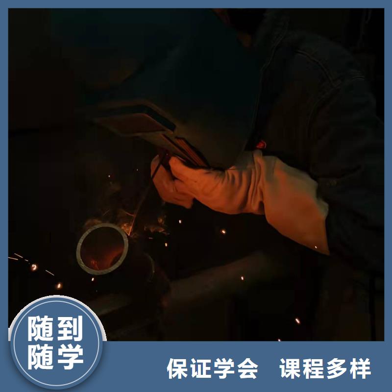 焊工學(xué)校,哪個學(xué)校能學(xué)開挖掘機鏟車叉車師資力量強當(dāng)?shù)亟?jīng)銷商