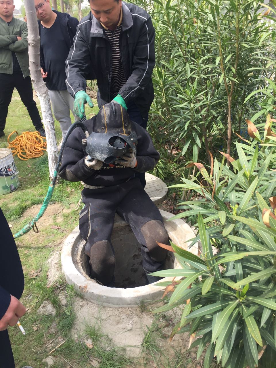潛水員施工隊(duì)伍<水下打孔安裝>-抓緊干本地供應(yīng)商