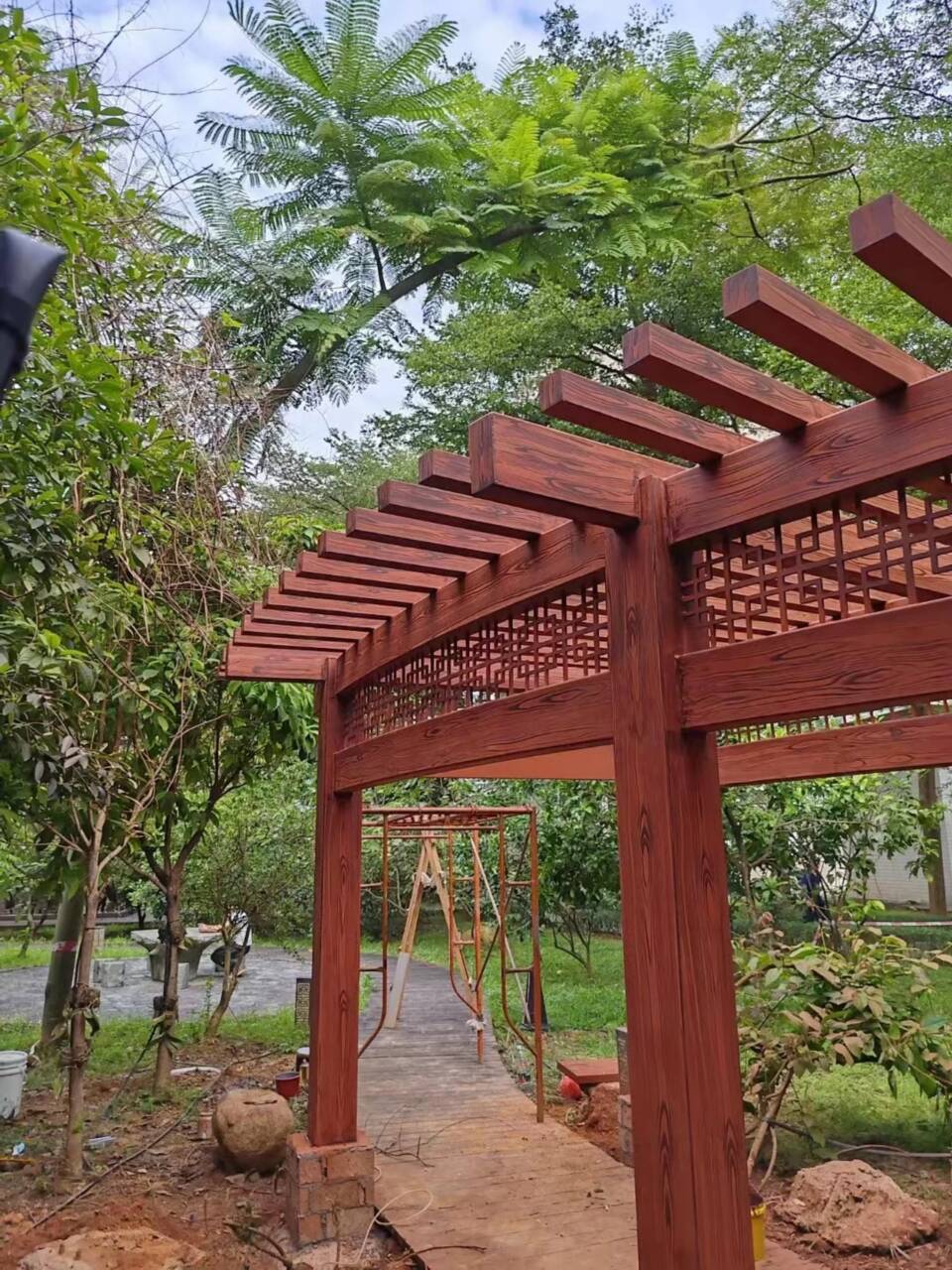 棧道護(hù)欄木紋漆全包施工多少錢