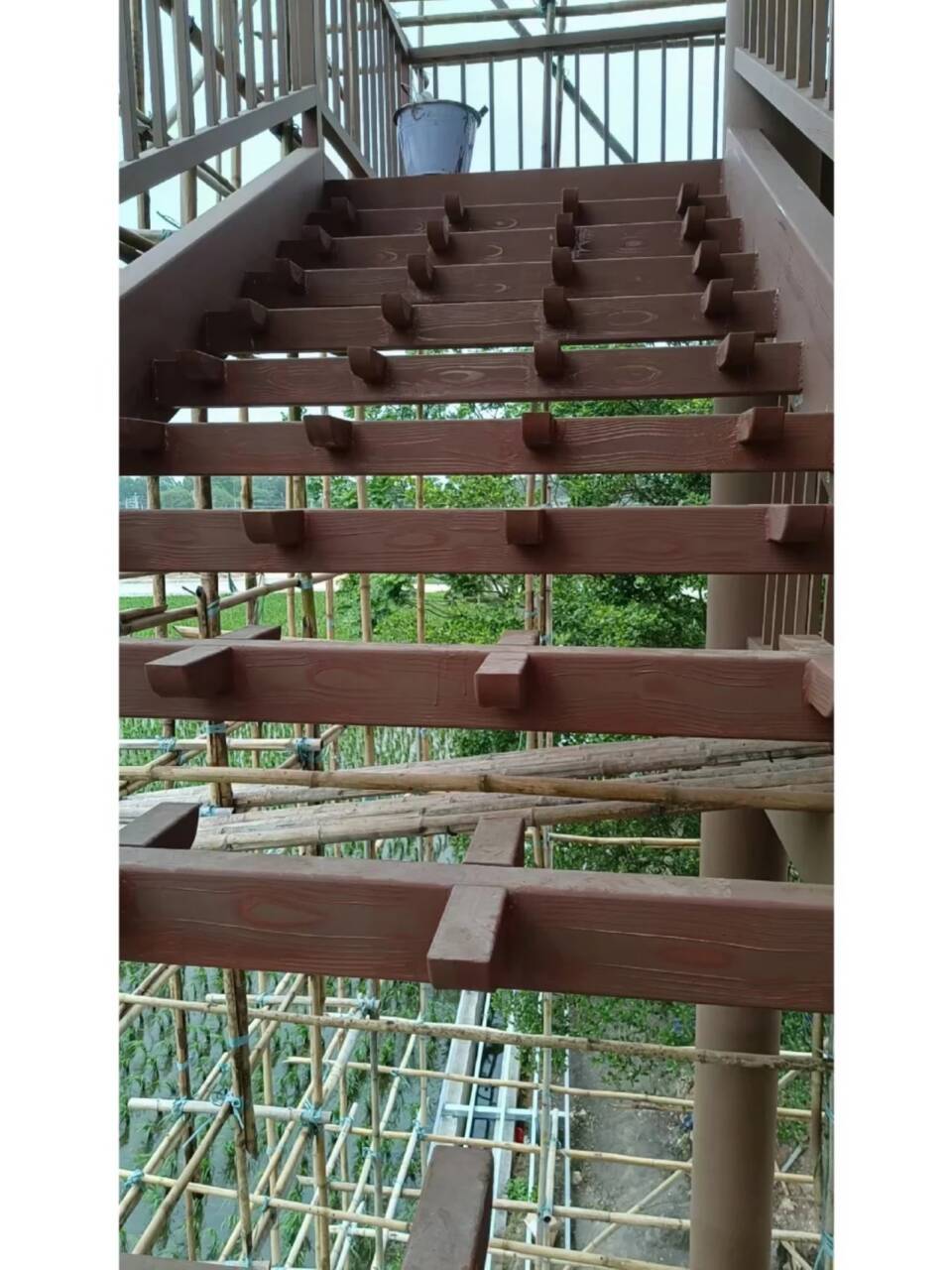 棧道護(hù)欄木紋漆源頭工廠#鋼結(jié)構(gòu)建筑#金屬面#仿古建筑